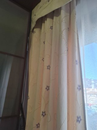 Cortinas beige y blancas con estampado floral