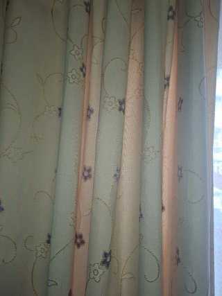 Cortinas beige y blancas con estampado floral