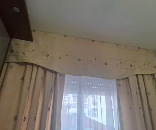 Cortinas beige y blancas con estampado floral