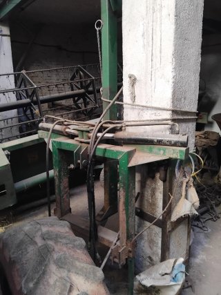 Pluma hidráulica para tractor