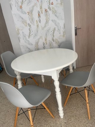 Mesa extensible blanca con 4 sillas grises