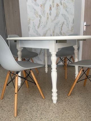 Mesa extensible blanca con 4 sillas grises