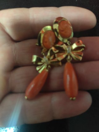 Zarcillos de coral y oro con camafeos
