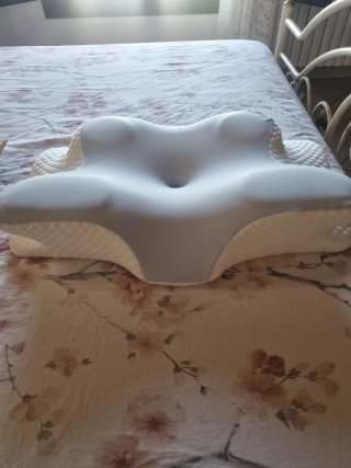 Cuscino cervicale grigio e bianco