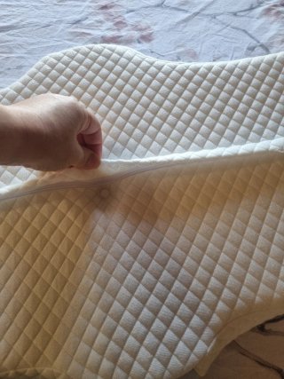 Cuscino cervicale grigio e bianco