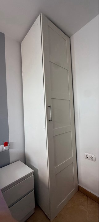 Armario perchero blanco con puerta
