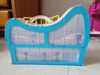 Instituto Pinipon con muñeca,muebles y accesorios.
