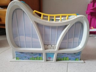 Instituto Pinipon con muñeca,muebles y accesorios.