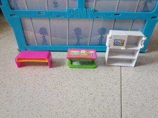 Instituto Pinipon con muñeca,muebles y accesorios.