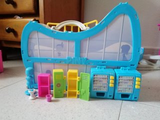 Instituto Pinipon con muñeca,muebles y accesorios.