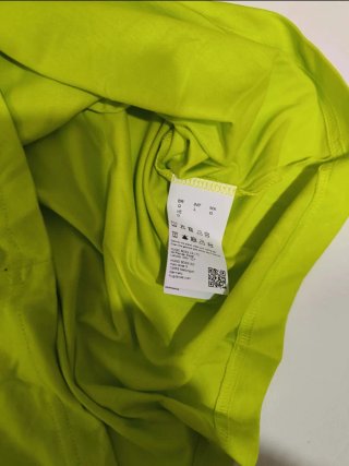 Camiseta Boss verde con logo en relieve