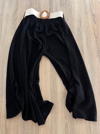 Pantalón negro ancho con cinturón de rafia talla L
