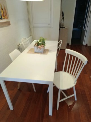 Conjunto mesa, sillas, lámpara y cuadro