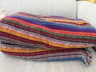 Manta decorativa tejida multicolor