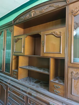 Armario de madera con puertas de cristal