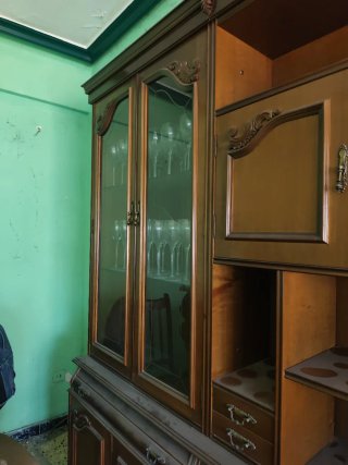 Armario de madera con puertas de cristal