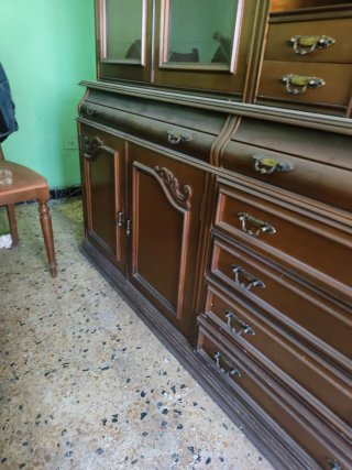 Armario de madera con puertas de cristal