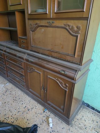 Armario de madera con puertas de cristal