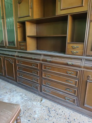 Armario de madera con puertas de cristal