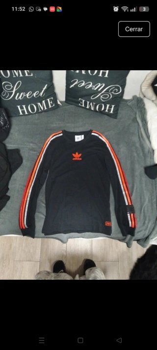 Camiseta Adidas Negra con Rayas Naranja