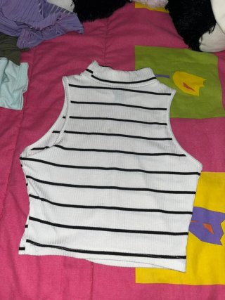 Camiseta negra Bershka con ribete blanco