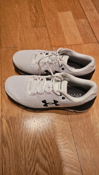 Zapatillas Under Armour Blancas y Negras