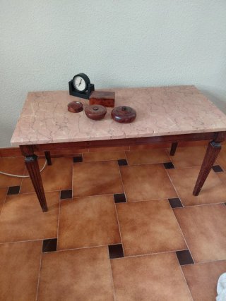 Mesa auxiliar de mármol y madera