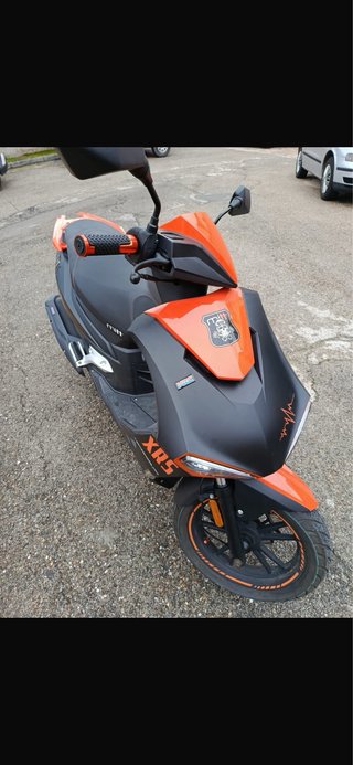 Mutt XRS Scooter Negro/Naranja Automática