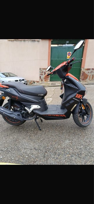 Mutt XRS Scooter Negro/Naranja Automática