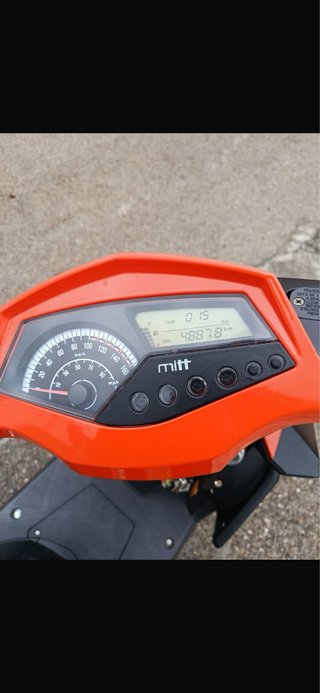 Mutt XRS Scooter Negro/Naranja Automática