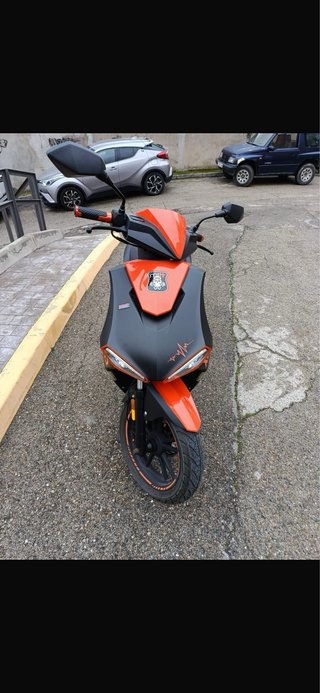 Mutt XRS Scooter Negro/Naranja Automática