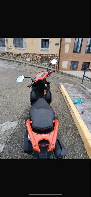 Mutt XRS Scooter Negro/Naranja Automática