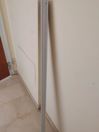 Tenda a rullo beige e bianco