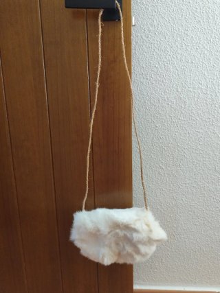 Bolso de piel blanco tirando a beig con cordón