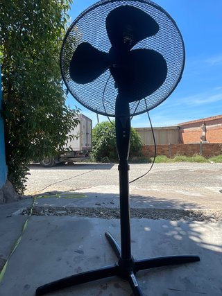 Ventilador de pie negro