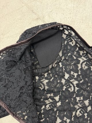 Bolero encaje negro con hombreras