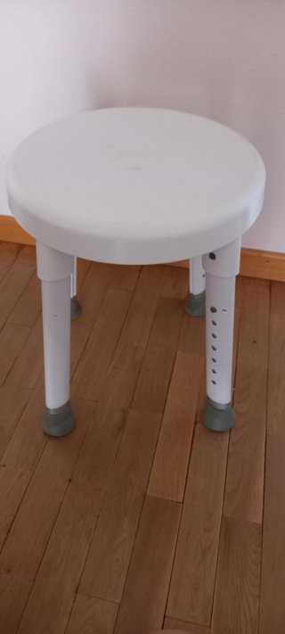 Taburete de baño blanco como nuevo