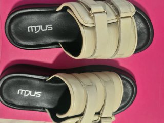 Sandalias mule beige con tiras negras