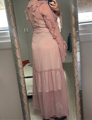 Bata larga rosa con volantes