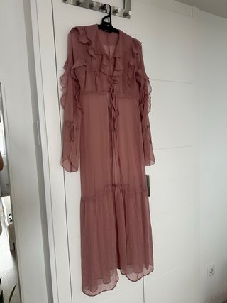 Bata larga rosa con volantes