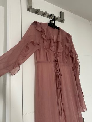 Bata larga rosa con volantes
