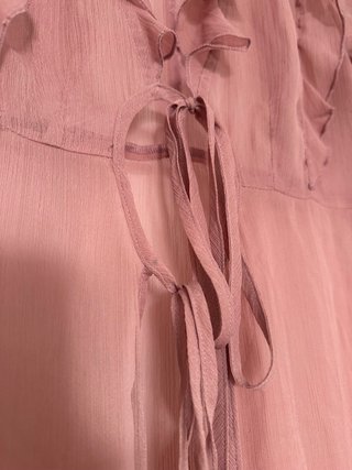 Bata larga rosa con volantes