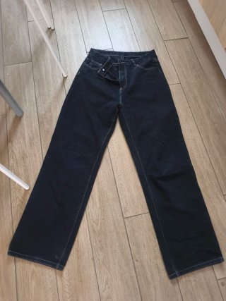 Pantalón ancho negro con estrellas