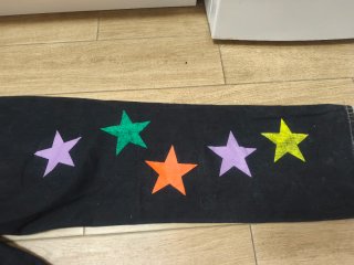 Pantalón ancho negro con estrellas