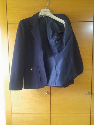 Americana lana azul talla 40, ajustada.