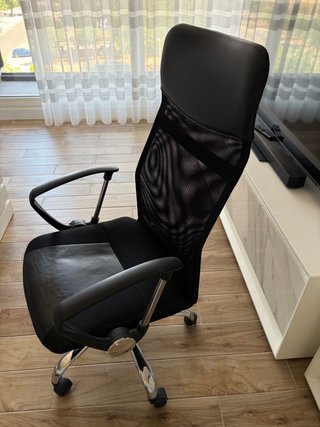 Silla de oficina negra