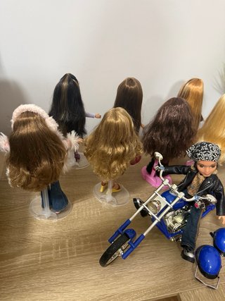 Lote Bratz con moto y accesorios