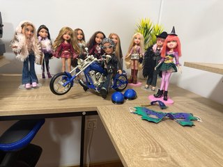 Lote Bratz con moto y accesorios