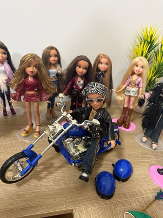 Lote Bratz con moto y accesorios