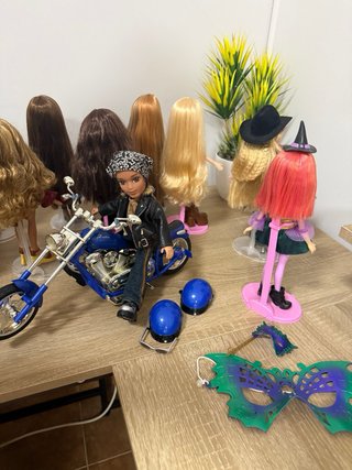 Lote Bratz con moto y accesorios